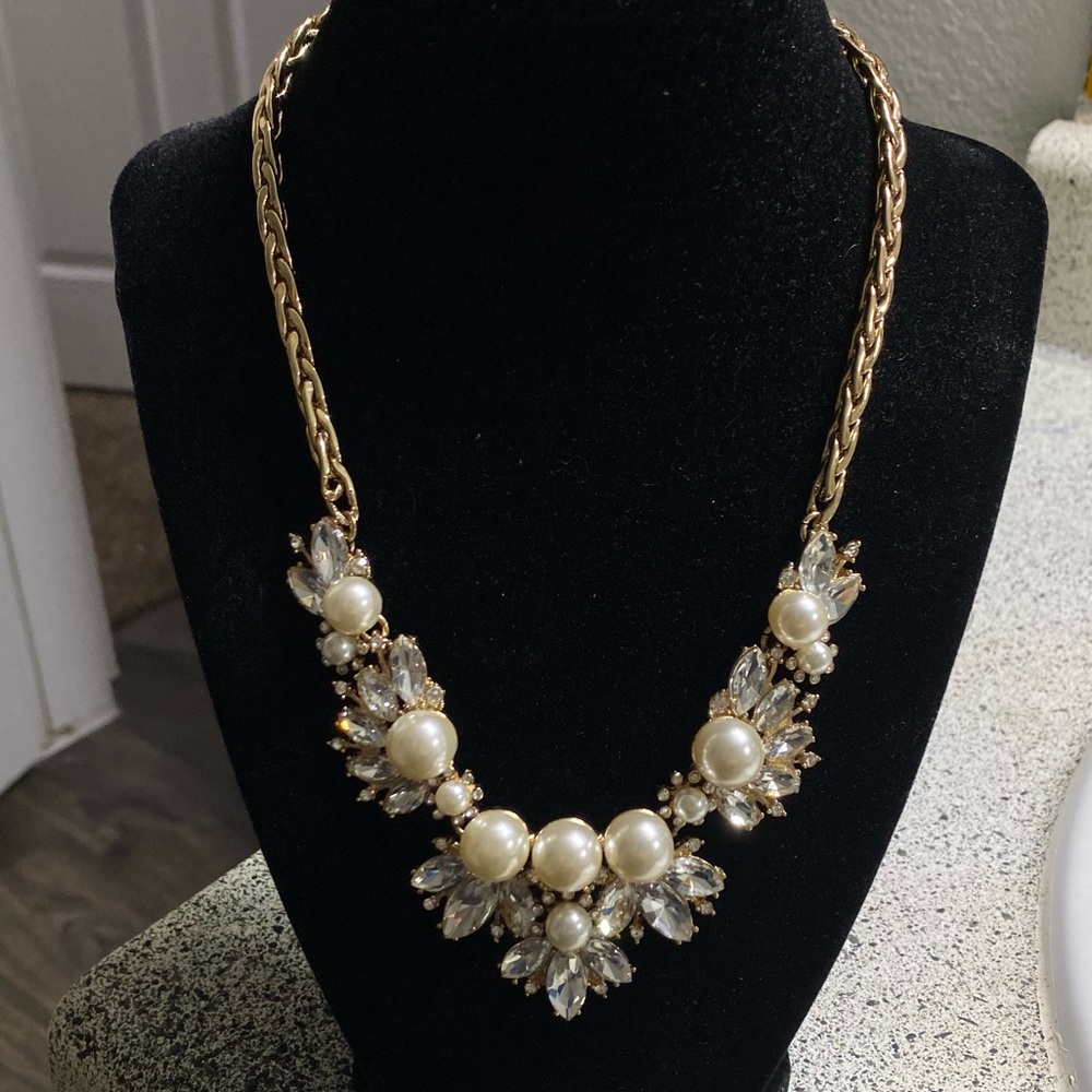 A new and beautiful necklace .